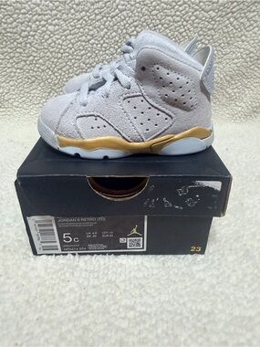 Jordan Kids' Retro 6 Sneakers - Light Gray with Gold Accent